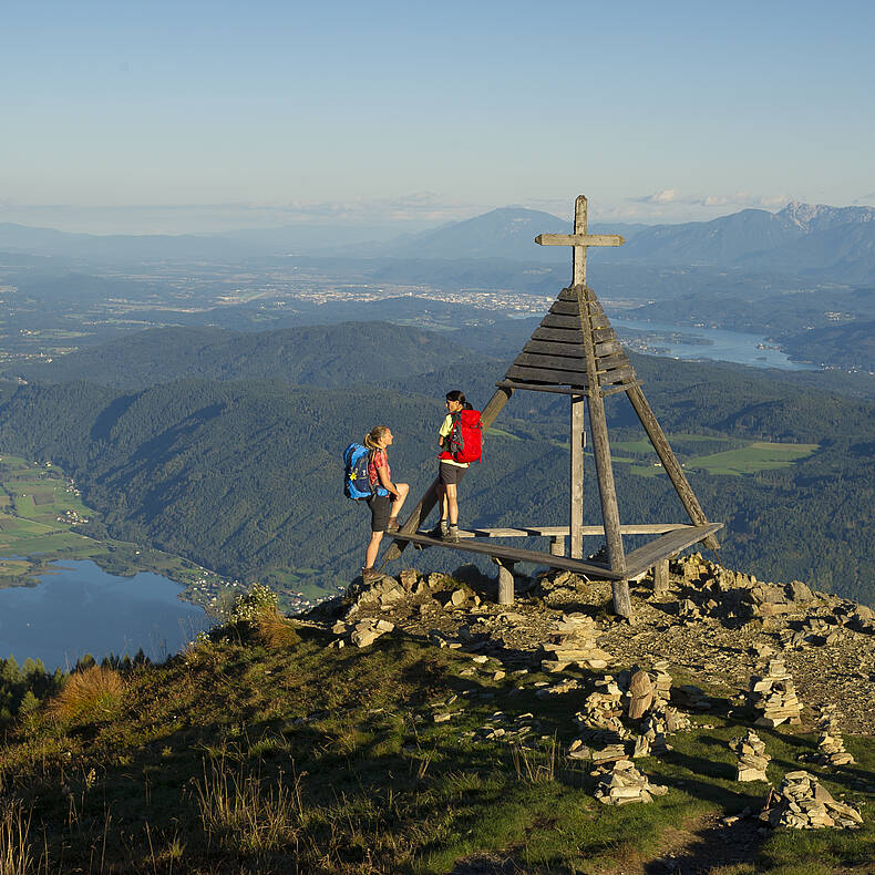 Gerlitzen Alpe. Vom Berger Wetterkreuz bieten sich grandiose Ausblicke auf Ossiacher See, Wörther See und das gesamte Klagenfurter Becken. 