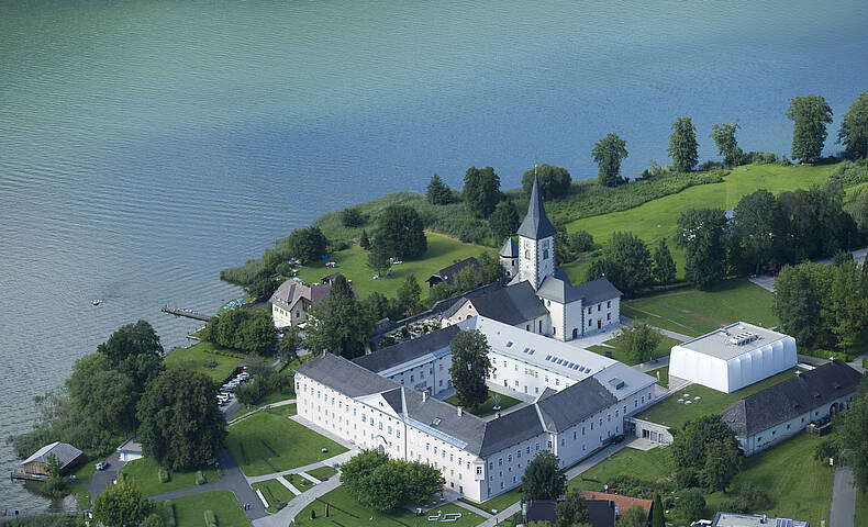 Ossiacher See mit Blick auf Stift Ossiach