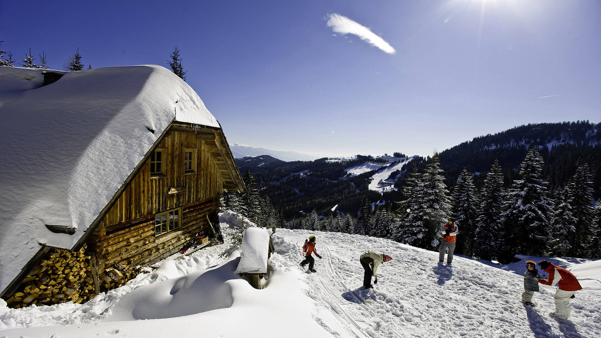 Schneeballschlacht bei der Hütte 