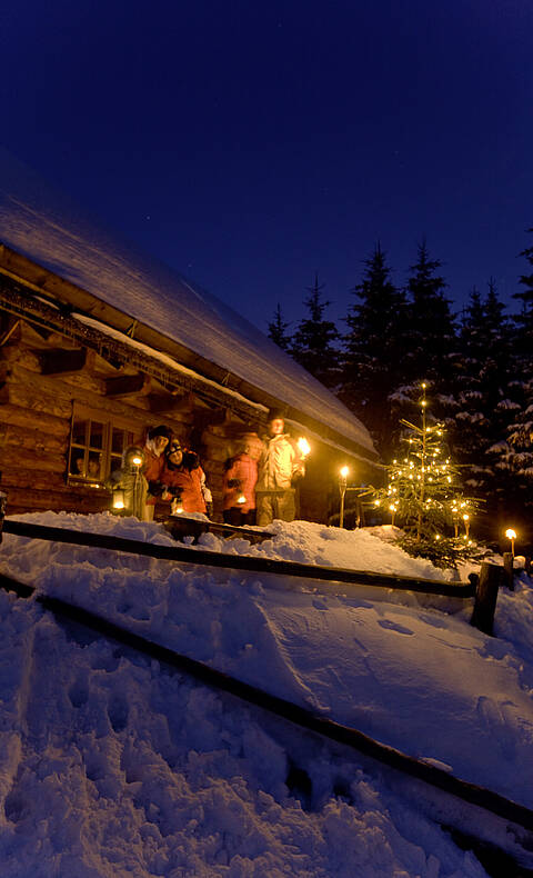 Urlaub am Bauernhof im Winter bei Nacht