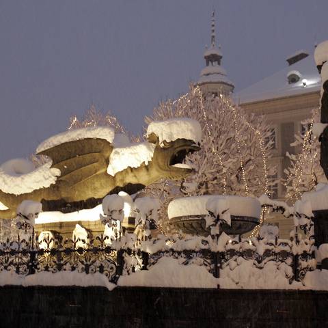 Klagenfurt am Wörthersee mit Lindwurm im Schnee