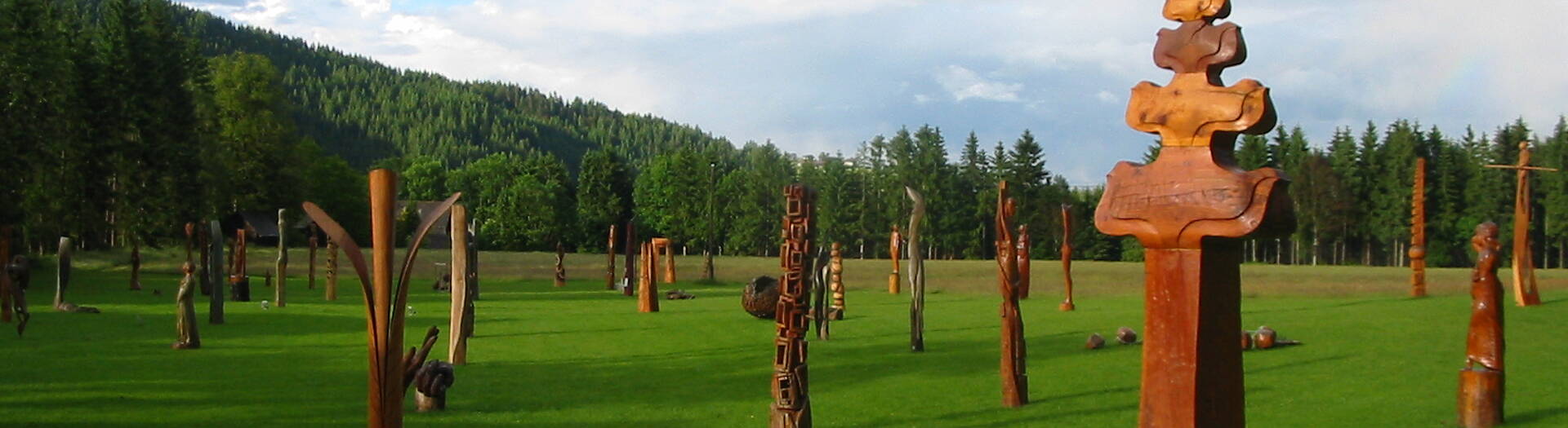 Holzskulpturenpark im Schloss Albeck in Albeck Sirnitz