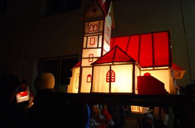 Das Kirchleintragen findet am Abend vor Maria Lichtmess (1. Februar) statt. Man bastelt Kirchlein verschiedener Größen und Bauweisen aus Papier und Holz. Im Inneren werden sie mit einer Kerze beleuchtet und an einem Stock befestigt.