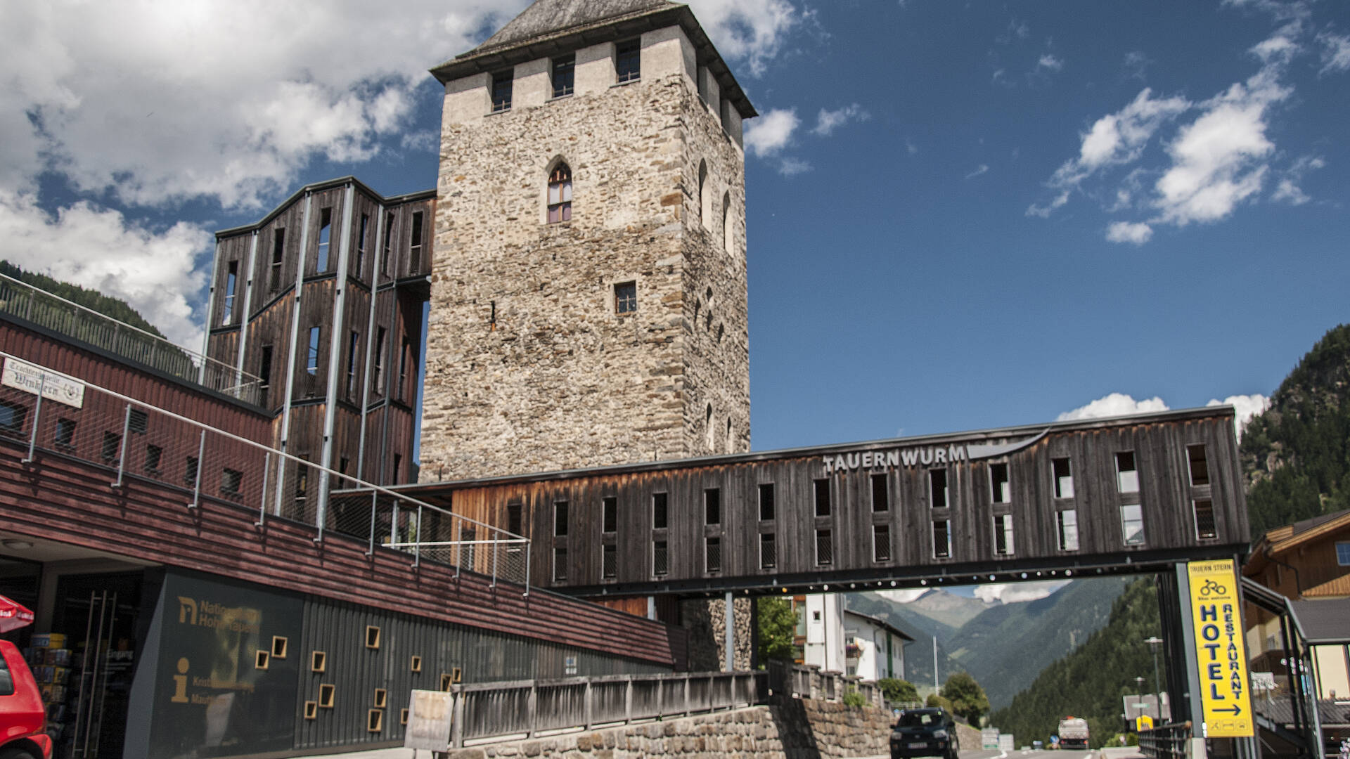 Winklern mit dem Mautturm in der Nationpark-Region Hohe Tauern