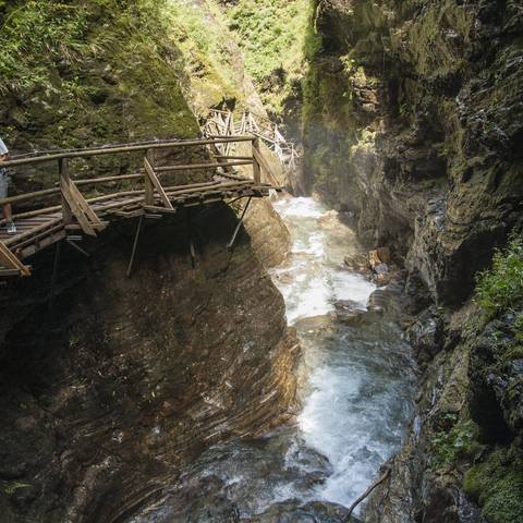 <p>Die wildromantische Raggaschlucht in Flattach in der Nationalpark-Region Hohe Tauern ist eine besondere Attraktion. Umgeben von Wasserfällen auf konstvoll angelegten Stegen eine Besonderheit durchwandern.</p>
