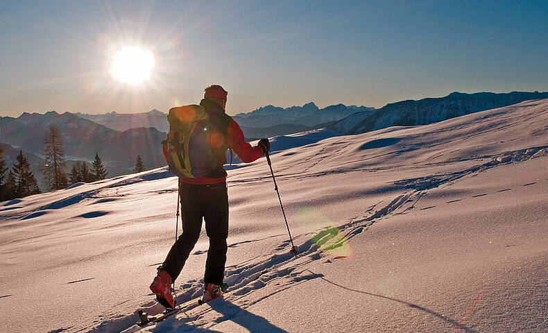 Schneeschuhwandern im Sonnenlicht