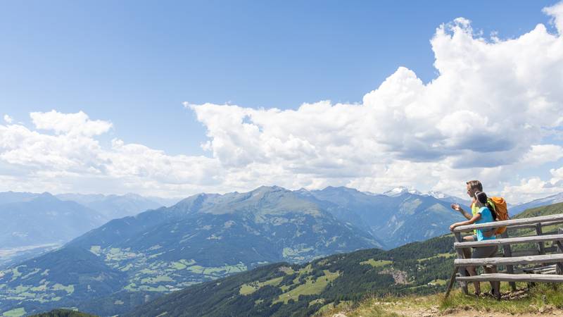 <p>Alpe Adria Trail, Tschierweger Nock mit Blick zur Reißeckgruppe</p>
