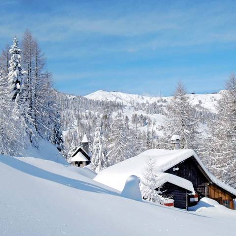 Verschneite Hütte