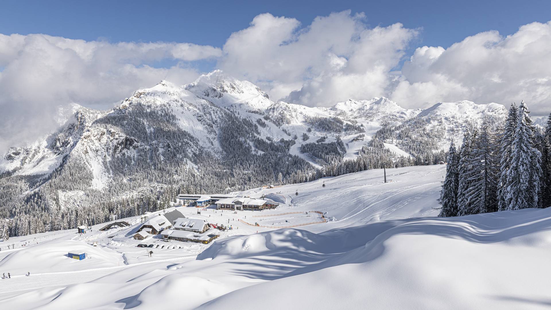 <p>Der Himmel ist blau, an den Bergspitzen hängen noch die letzten Wokenschwaden und die Tessdorfer Alm liegt tief verschneit inmitten diesem zauberhaften Bergpanoramas. Das Nassfeld ist das Skigebiet in Kärnten an der Grenze zu Italien und befindet sich in der Urlaubsdestination Nassfeld-Pressegger See.</p>