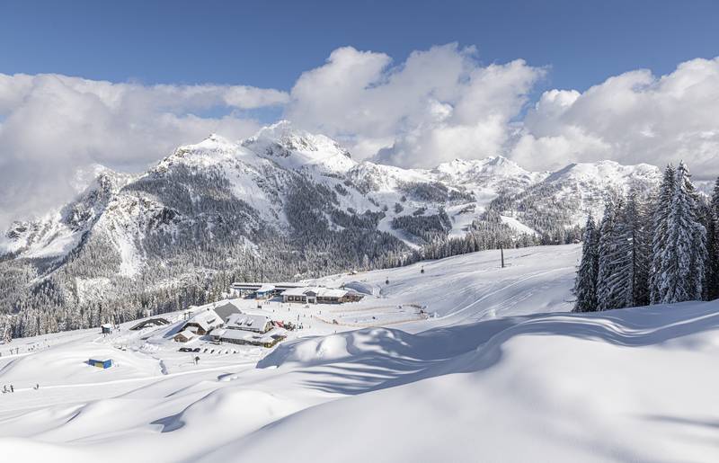 <p>Der Himmel ist blau, an den Bergspitzen hängen noch die letzten Wokenschwaden und die Tessdorfer Alm liegt tief verschneit inmitten diesem zauberhaften Bergpanoramas. Das Nassfeld ist das Skigebiet in Kärnten an der Grenze zu Italien und befindet sich in der Urlaubsdestination Nassfeld-Pressegger See.</p>