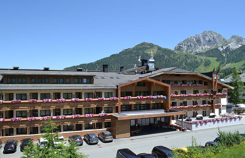 Hotel Gartnerkofel im Sommer mit Blumenbalkon