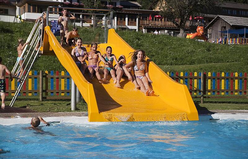 Beheiztes Freibad mit Breitwasserrutsche