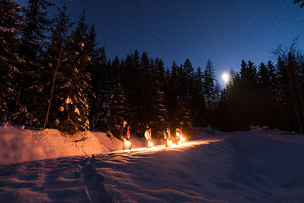 Schneeschuhwandern mit Laternen im Naturpark Dobratsch 