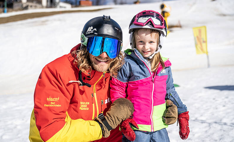 Skilehrer mit Schüler