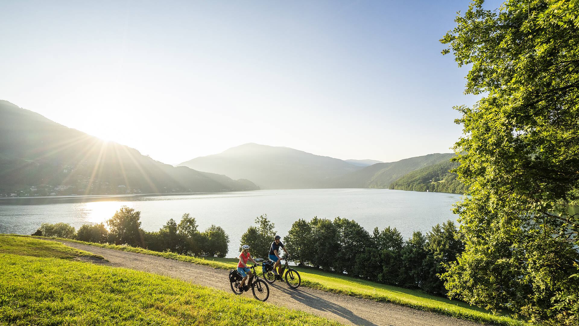 Paerchen beim Radfahren am Millstaetter Radweg