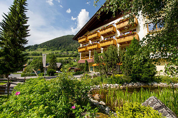 Tennis im Hotel Kärntnerhof in Bad Kleinkirchheim_Hotelansicht