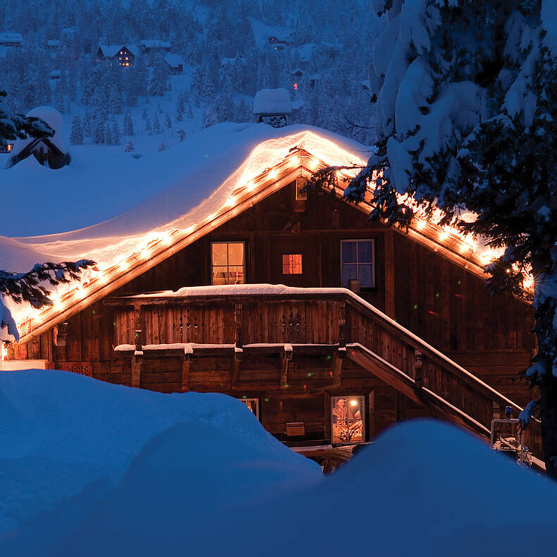 Almhütte im Winter bei Nacht 