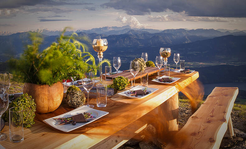 Almtafel beim herbstlichen Tafeln am Millstätter See