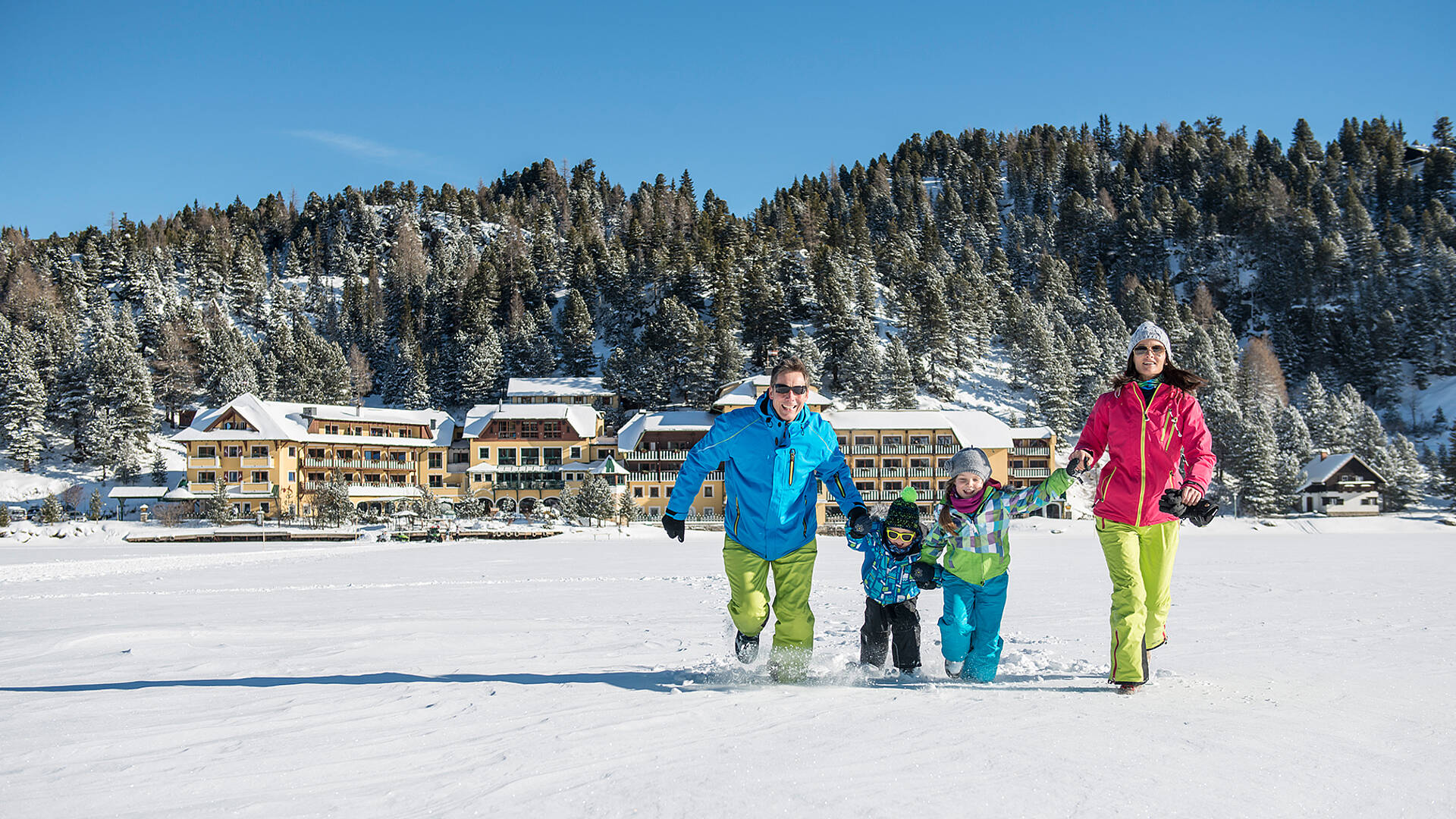 Seehotel Jaegerwirt auf der Turracher Hoehe_Familie im Schnee