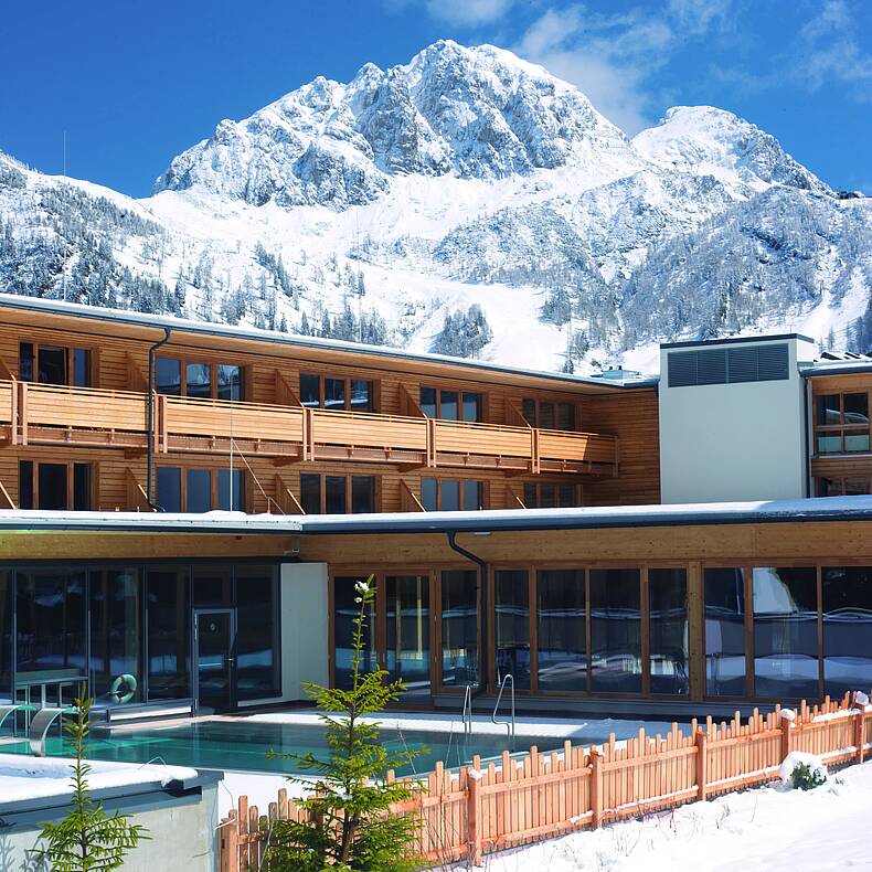 Nassfeld Falkensteiner Hotel Sonnenalpe Winter Pool aussen